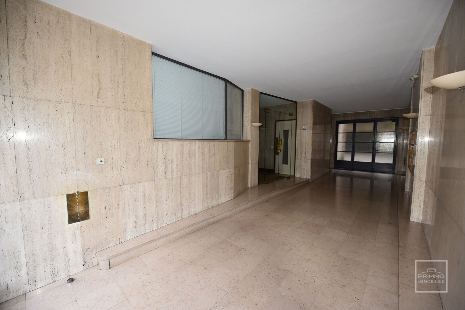 Caluire & Cuire : Appartement T3 de 75 m² Carrez à rénover avec garage + cave