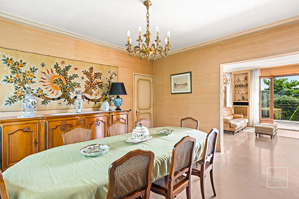 Champagne Au Mont D’Or, Maison de 280 m²  de plancher à proximité du centre calme vue