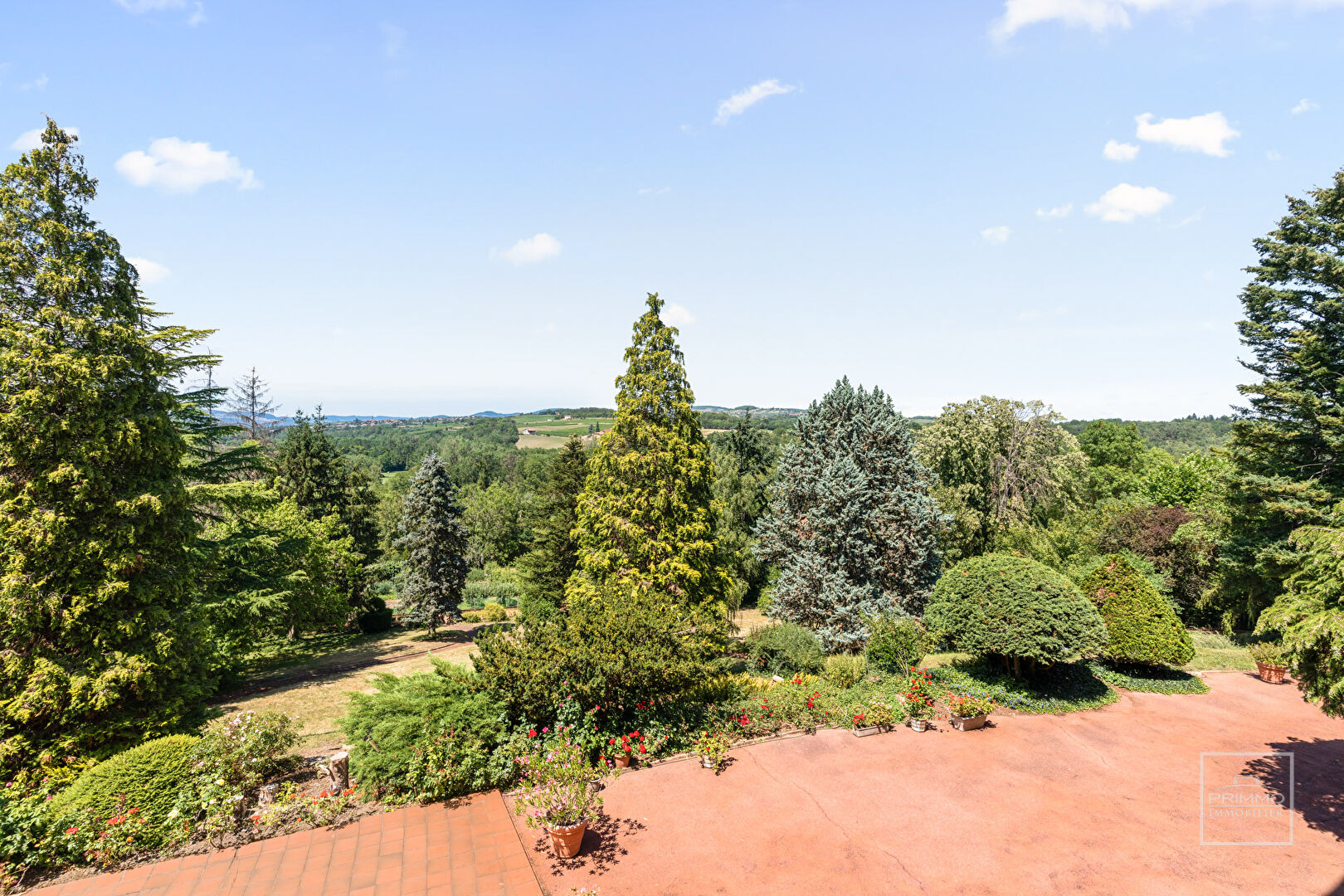 CHESSY, maison de 964.65 m² de plancher avec piscine, tennis et dépendances