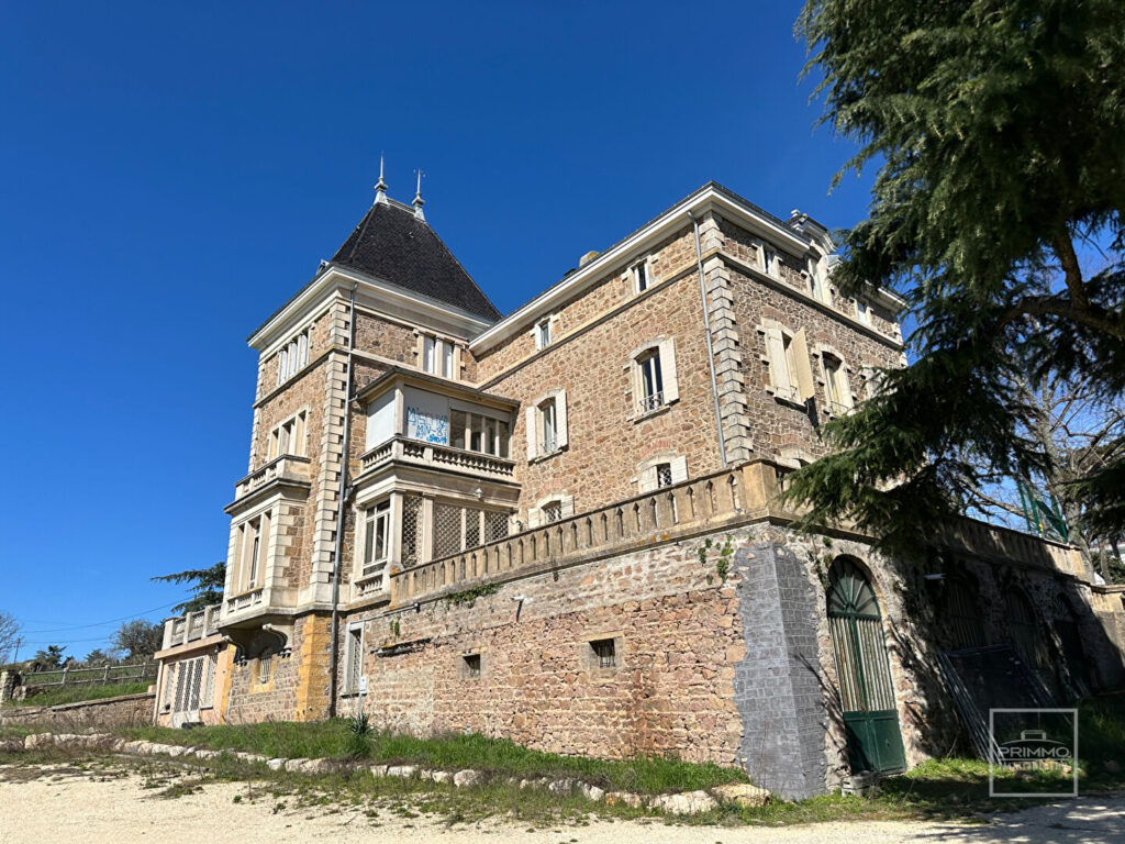 Chateau du XIXè siècle d’environ 600m² dans un parc de 3 hectares.