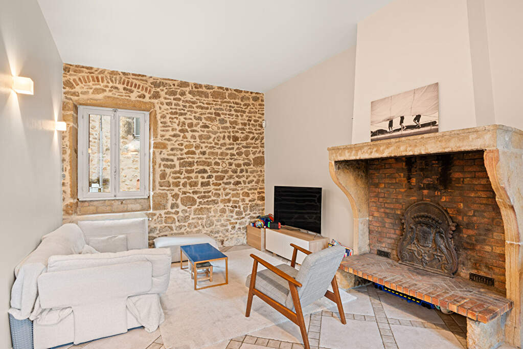 Saint Cyr au Mont d’Or, Centre historique du Village, Maison en pierres de 125m² habitables.