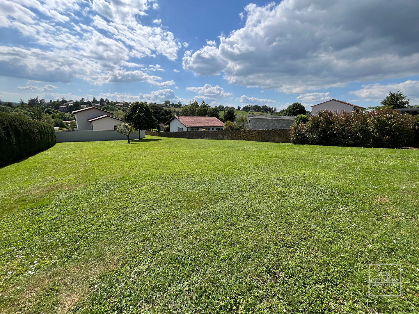 Lissieu – Terrain constructible de 1000 m²  – Vue sur les Monts du Lyonnais