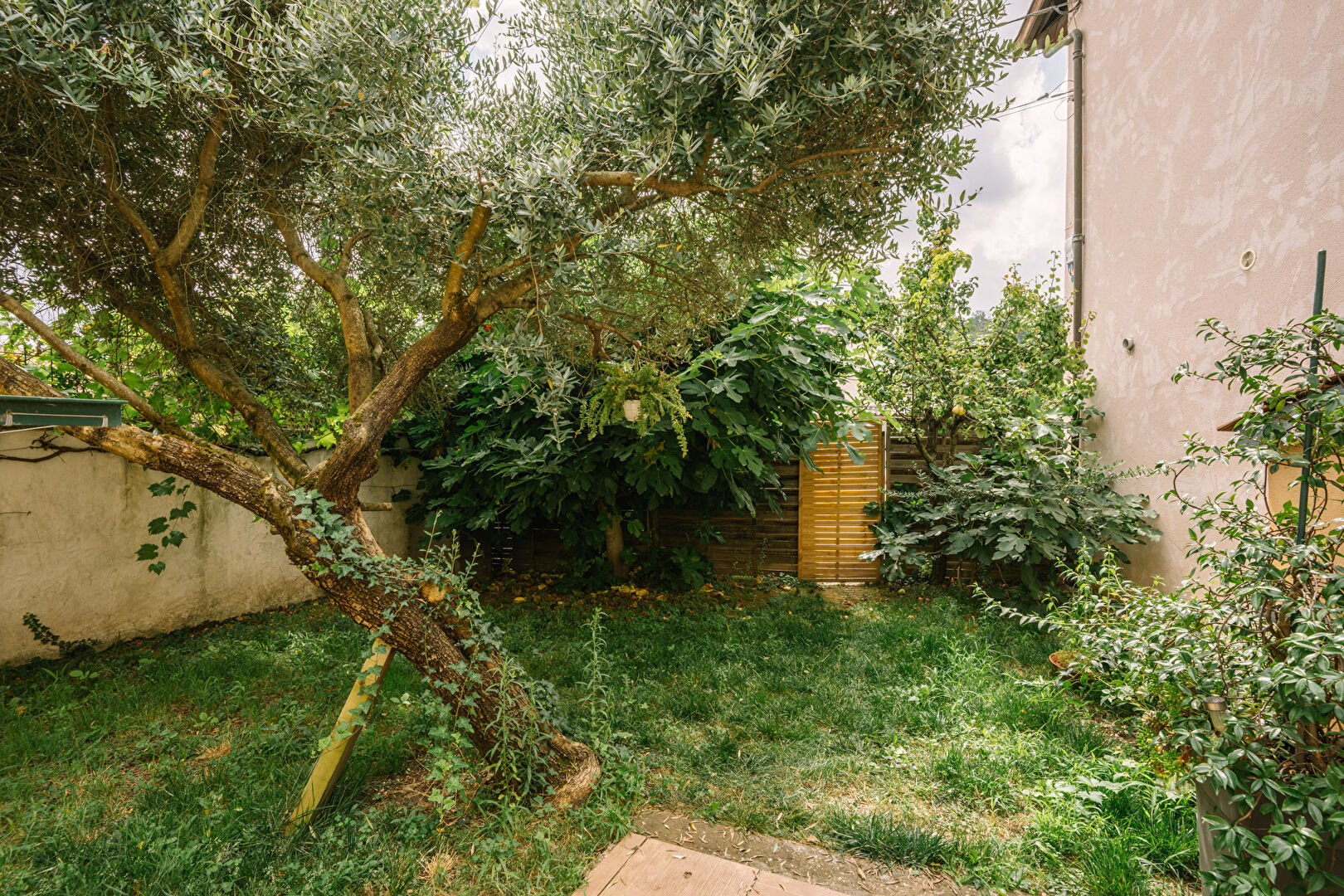 NEYRON, MAISON DE VILLAGE AVEC JARDIN