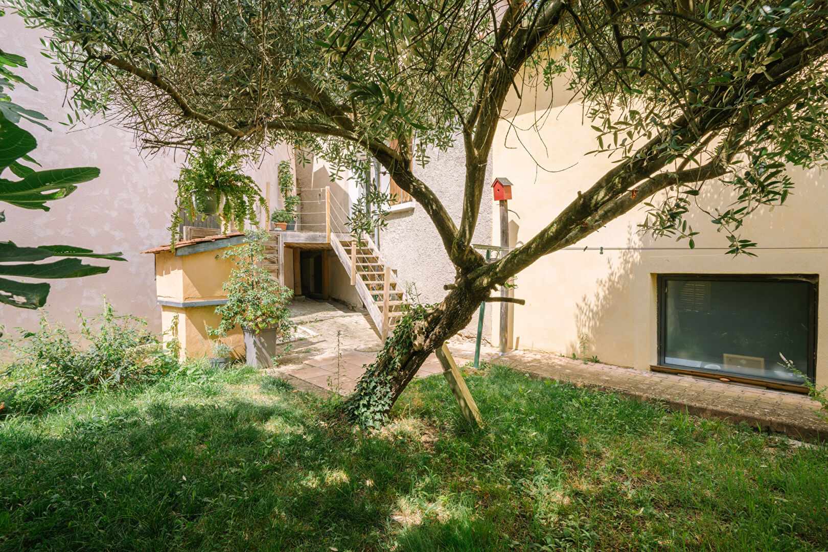 NEYRON, MAISON DE VILLAGE AVEC JARDIN