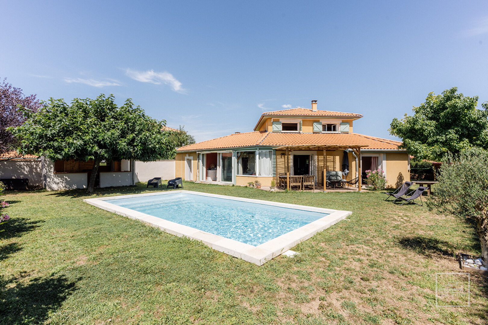 MASSIEUX, MAISON FAMILIALE – 4 CHAMBRES – PISCINE