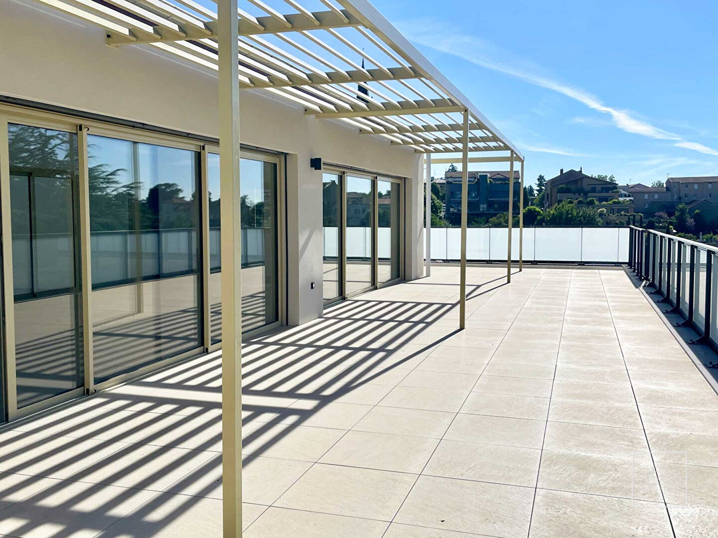 Saint Didier au Mont d’Or, Appartement en Attique de 164m²  avec vue au sud sur Lyon et Fourvière.