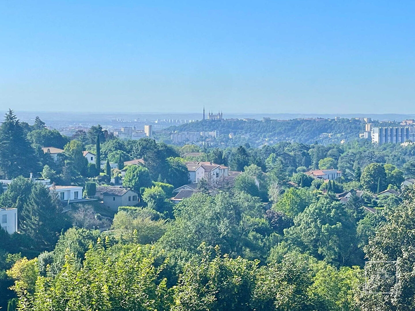 Saint Didier au Mont d’Or, Appartement en Attique de 164m²  avec vue au sud sur Lyon et Fourvière.