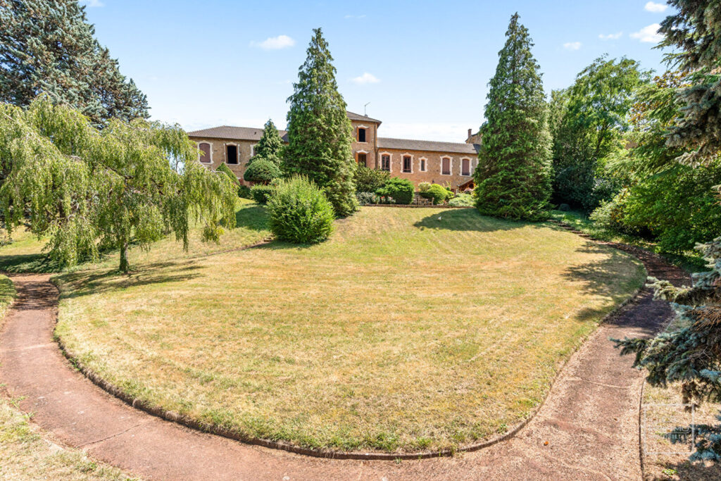 CHESSY, maison de 964.65 m² de plancher avec piscine, tennis et dépendances