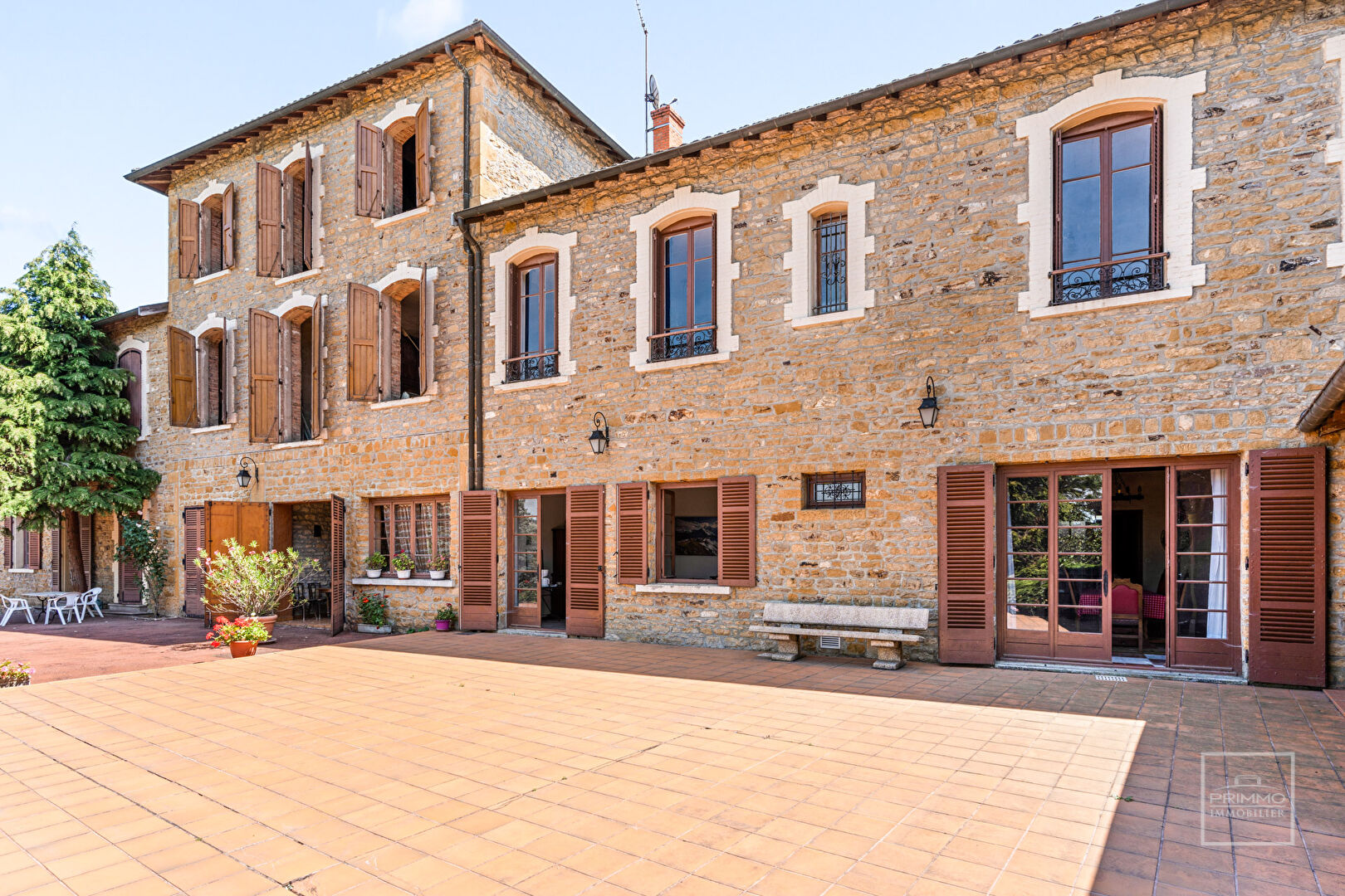 CHESSY, maison de 964.65 m² de plancher avec piscine, tennis et dépendances