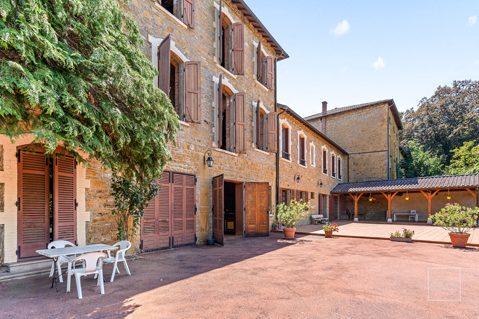 CHESSY, maison de 964.65 m² de plancher avec piscine, tennis et dépendances