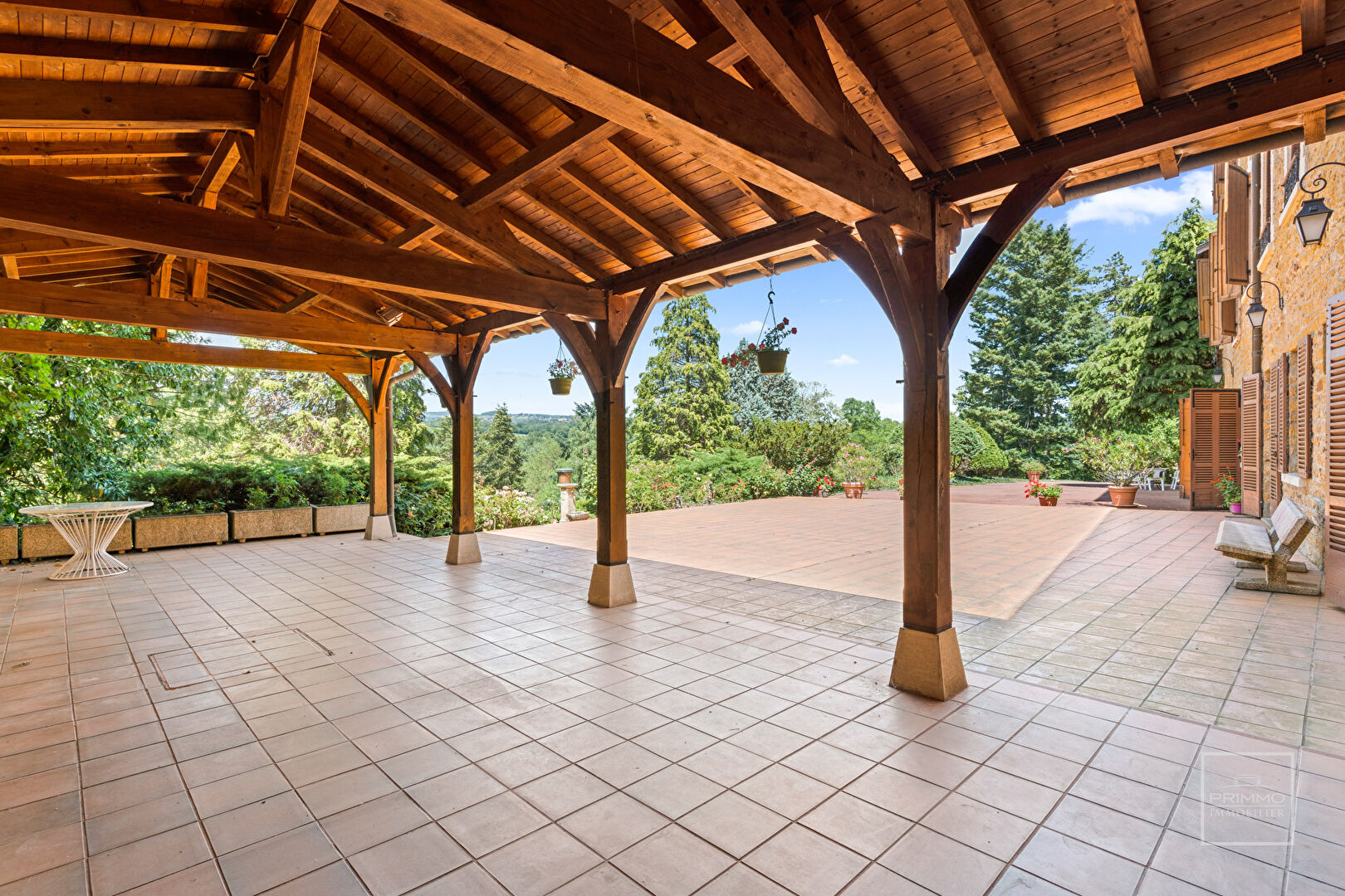 CHESSY, maison de 964.65 m² de plancher avec piscine, tennis et dépendances