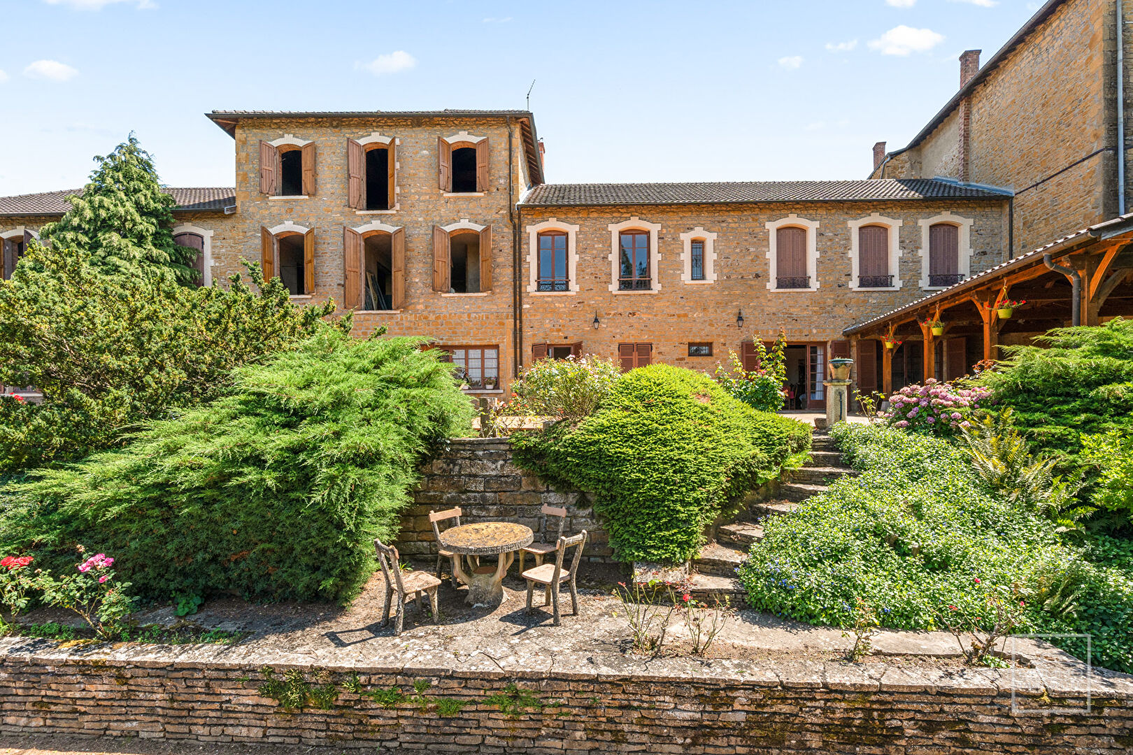 CHESSY, maison de 964.65 m² de plancher avec piscine, tennis et dépendances