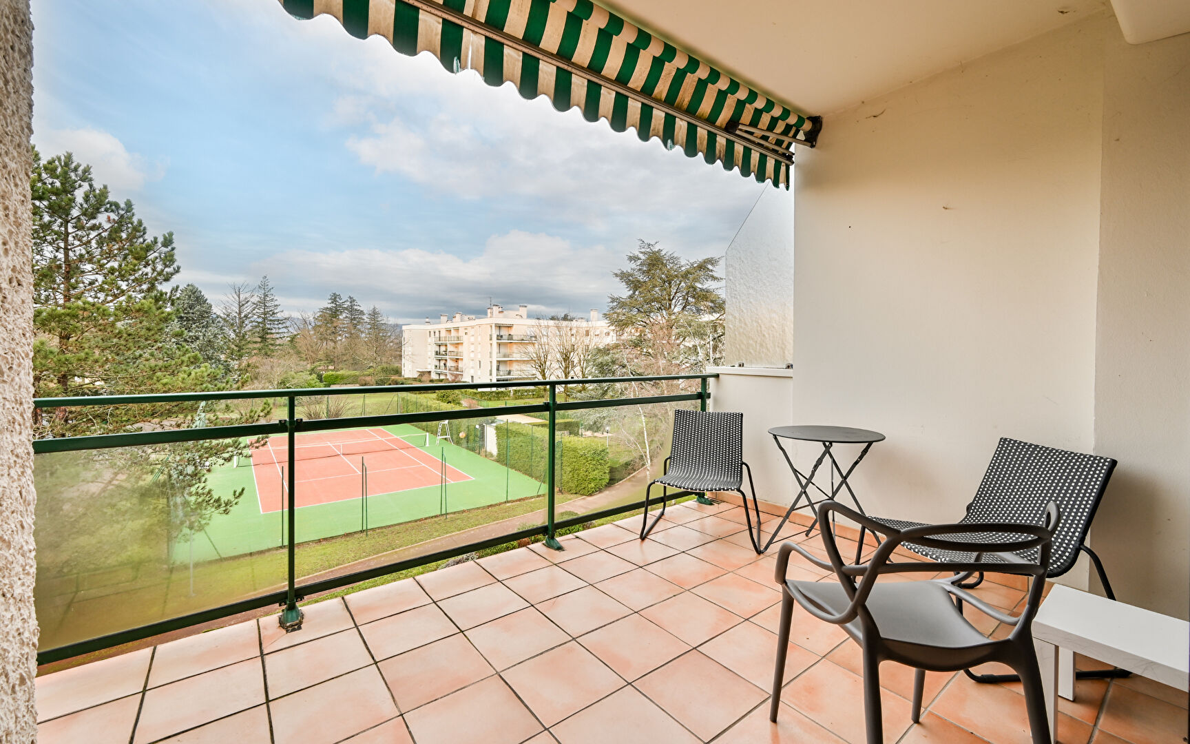 Charbonnieres Les Bains , T3 de 81.92 m² avec terrasse, piscine et tennis