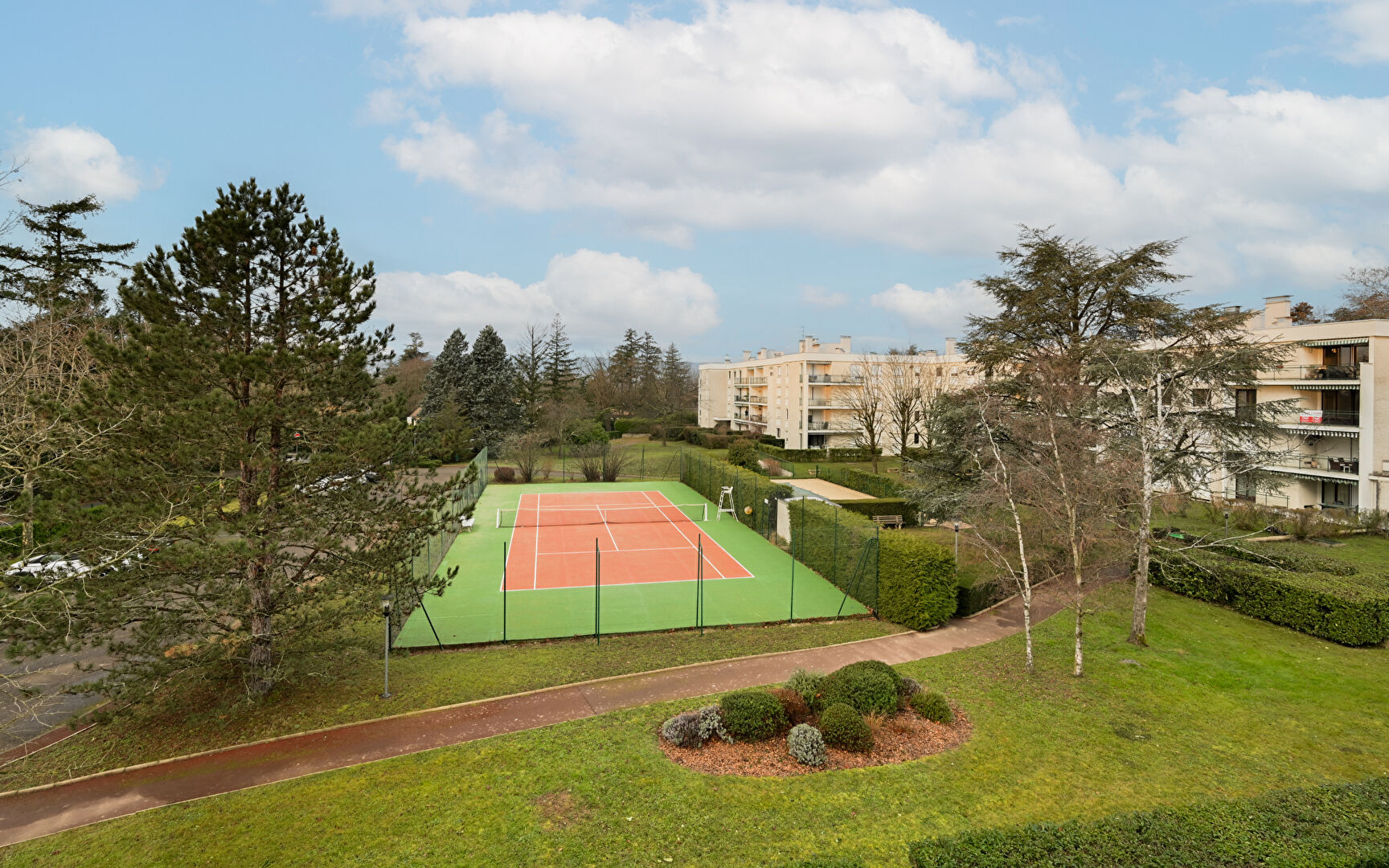 Charbonnieres Les Bains , T3 de 81.92 m² avec terrasse, piscine et tennis