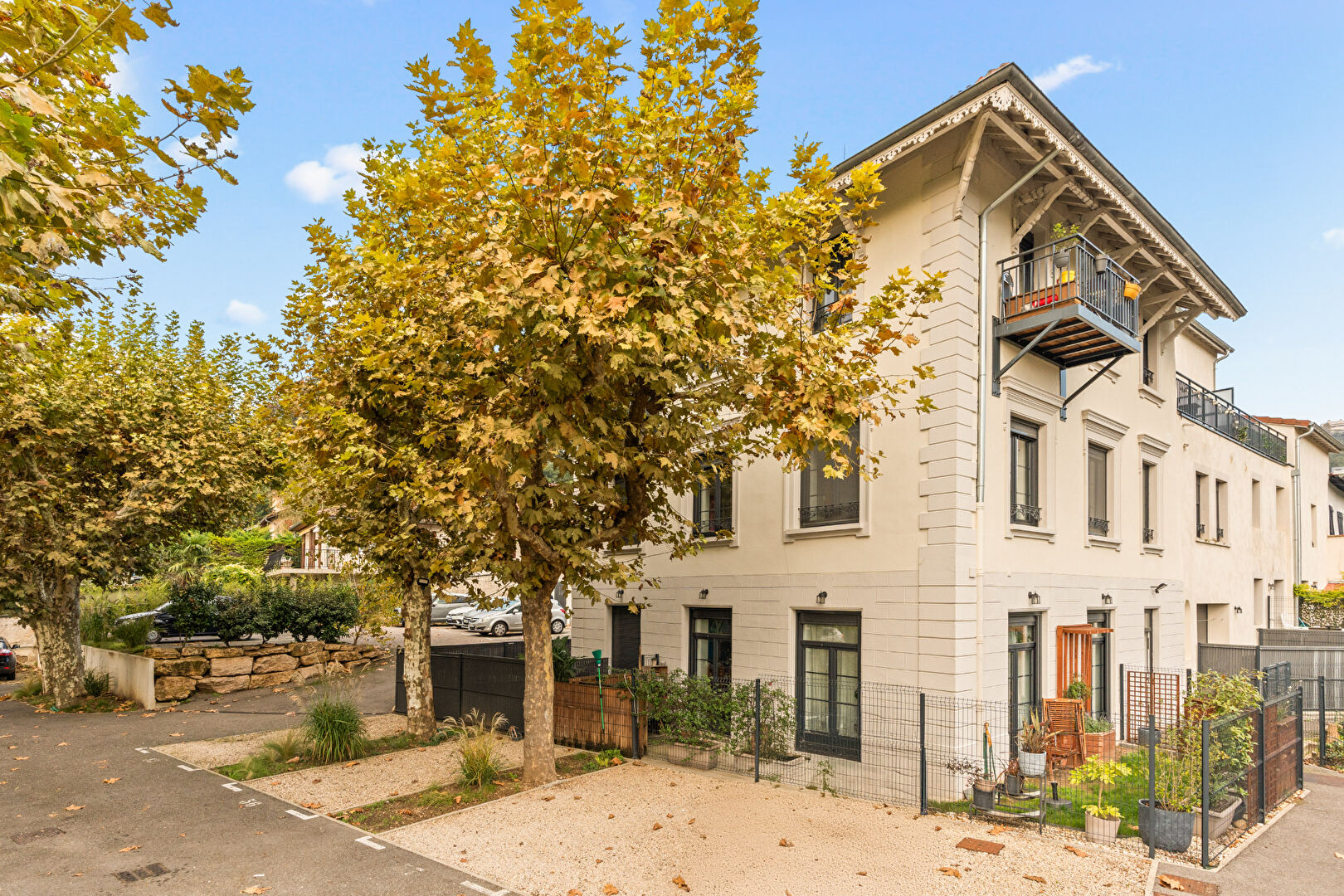 AUX PORTES DE CALUIRE ET CUIRE, 61.44m², (85m² au sol), Balcon, Vue Rhône