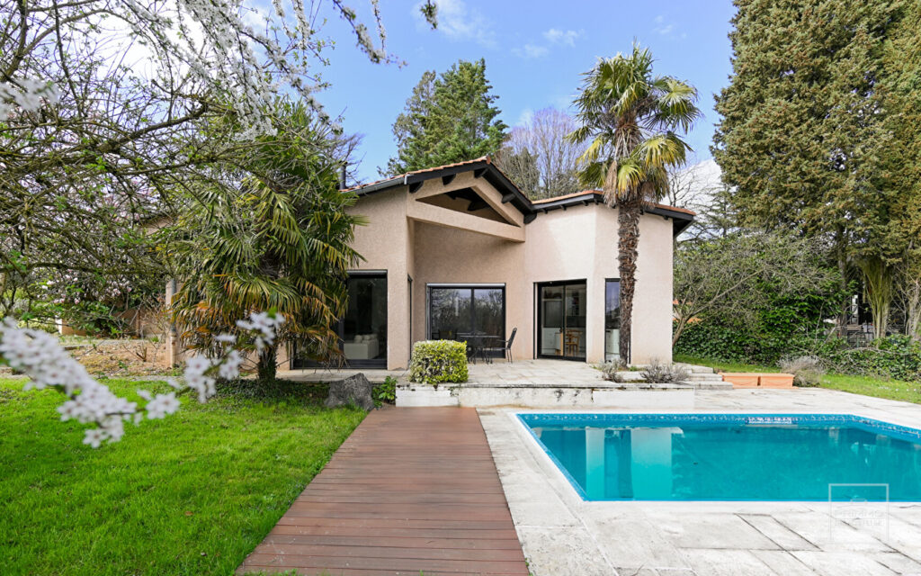 Saint Cyr au Mont d’Or, à 12mn à pied du village, Maison d’environ 230m² sur 1 617m² de terrain