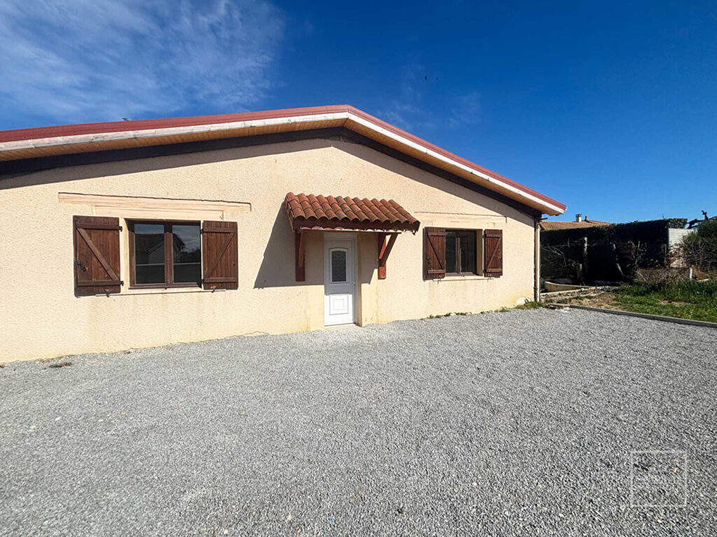 QUINCIEUX, à 500m du centre village, Maison de 138m² sur 394m² de terrain clos.