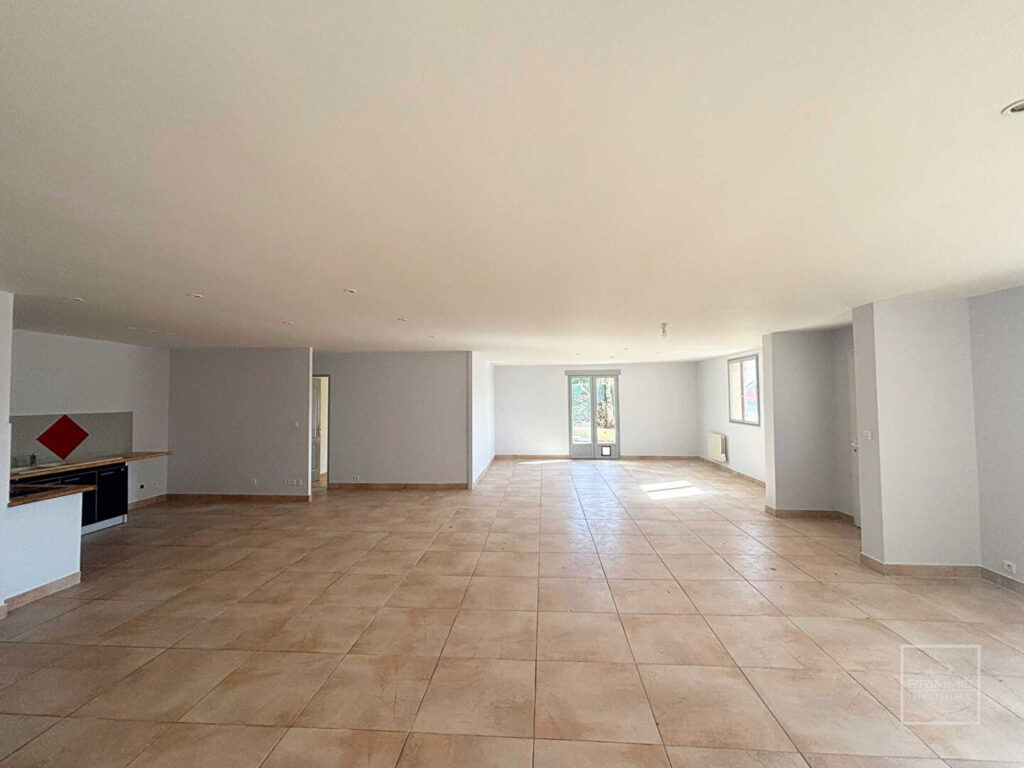 QUINCIEUX, à 500m du centre village, Maison de 138m² sur 394m² de terrain clos.