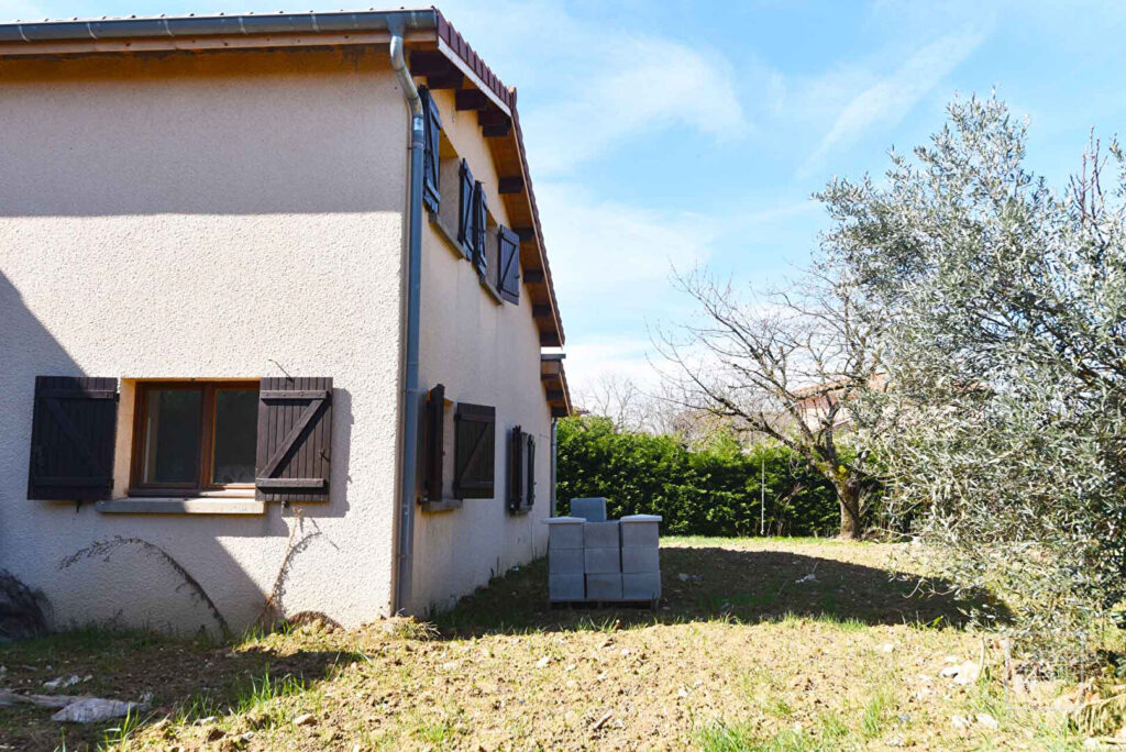 QUINCIEUX, à 500m du Village, Maison de 153m² habitables sur  845m² de terrain