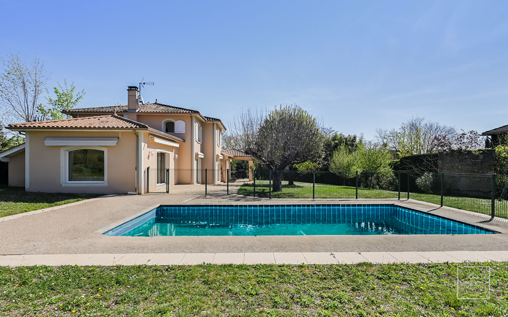 Saint Didier Au Mont D’Or, Belle Maison de 240m² sur 2006m² de terrain paysagé et clos.