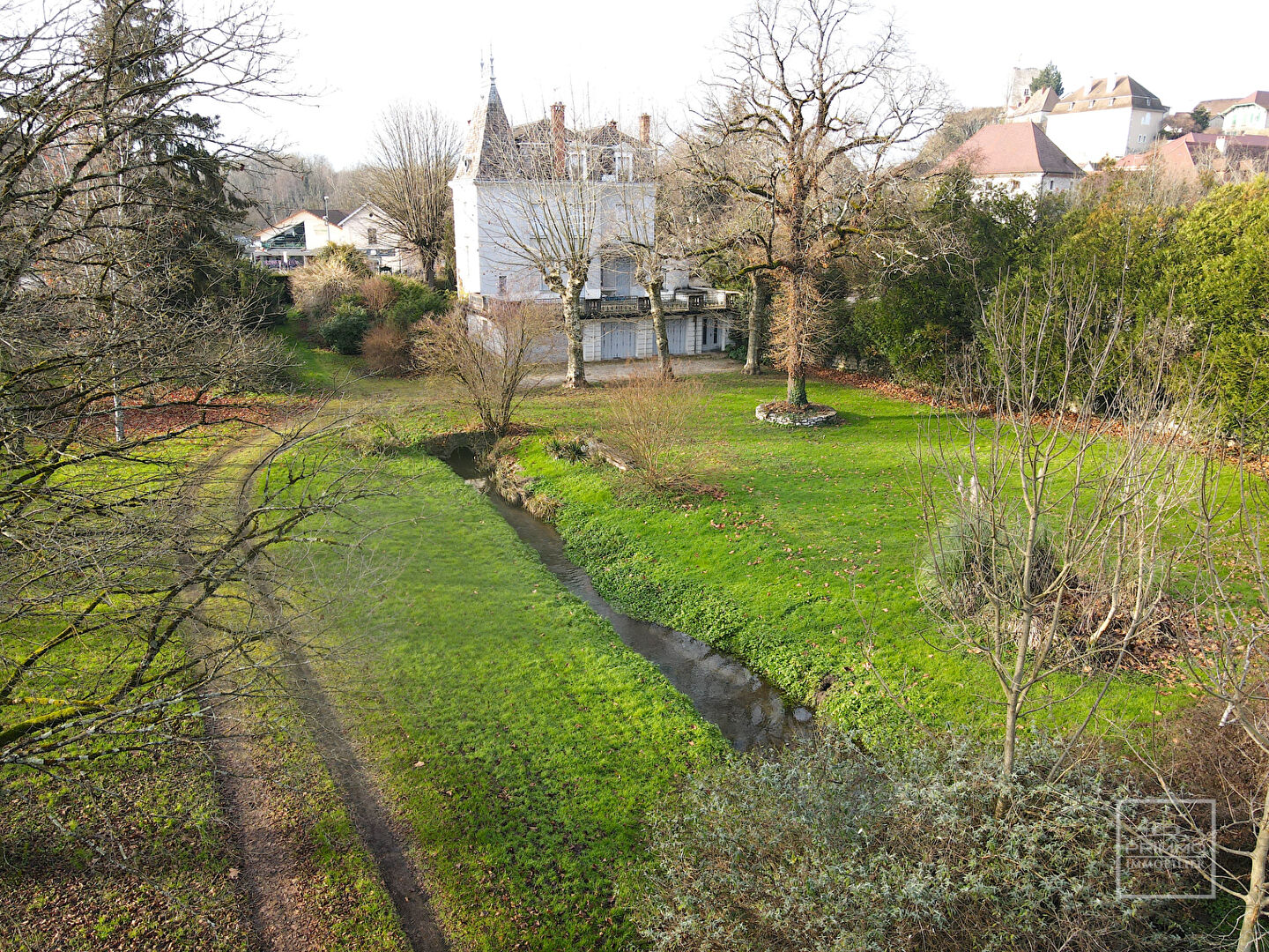 MORESTEL, Maison de maître XIXe de 340 m² sur 6737 m² de parc avec rivière