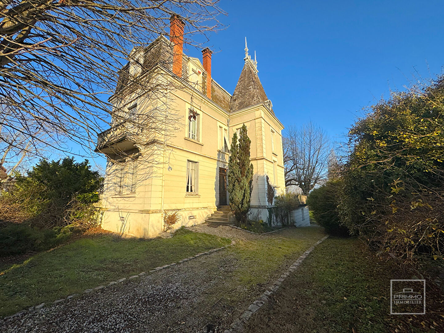 MORESTEL, Maison de maître XIXe de 340 m² sur 6737 m² de parc avec rivière