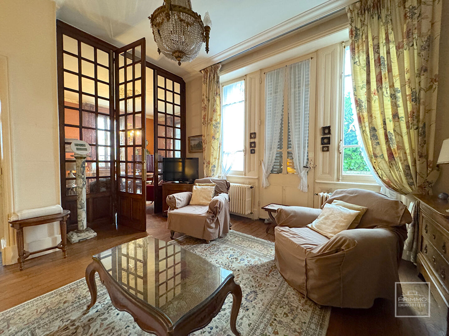 MORESTEL, Maison de maître XIXe de 340 m² sur 6737 m² de parc avec rivière