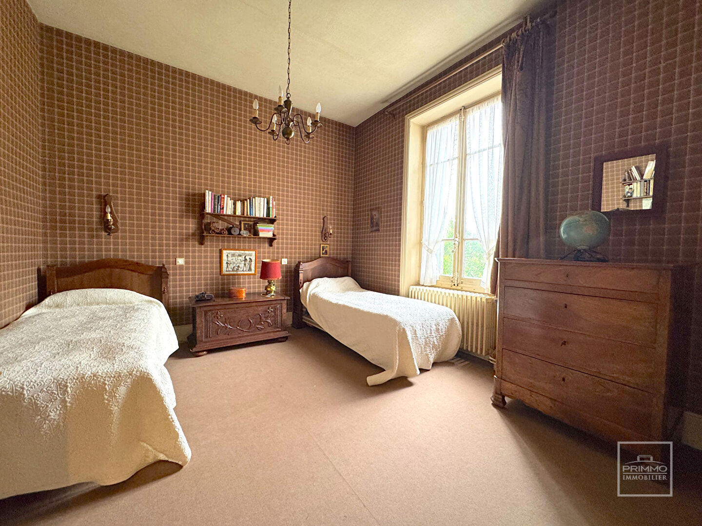 MORESTEL, Maison de maître XIXe de 340 m² sur 6737 m² de parc avec rivière