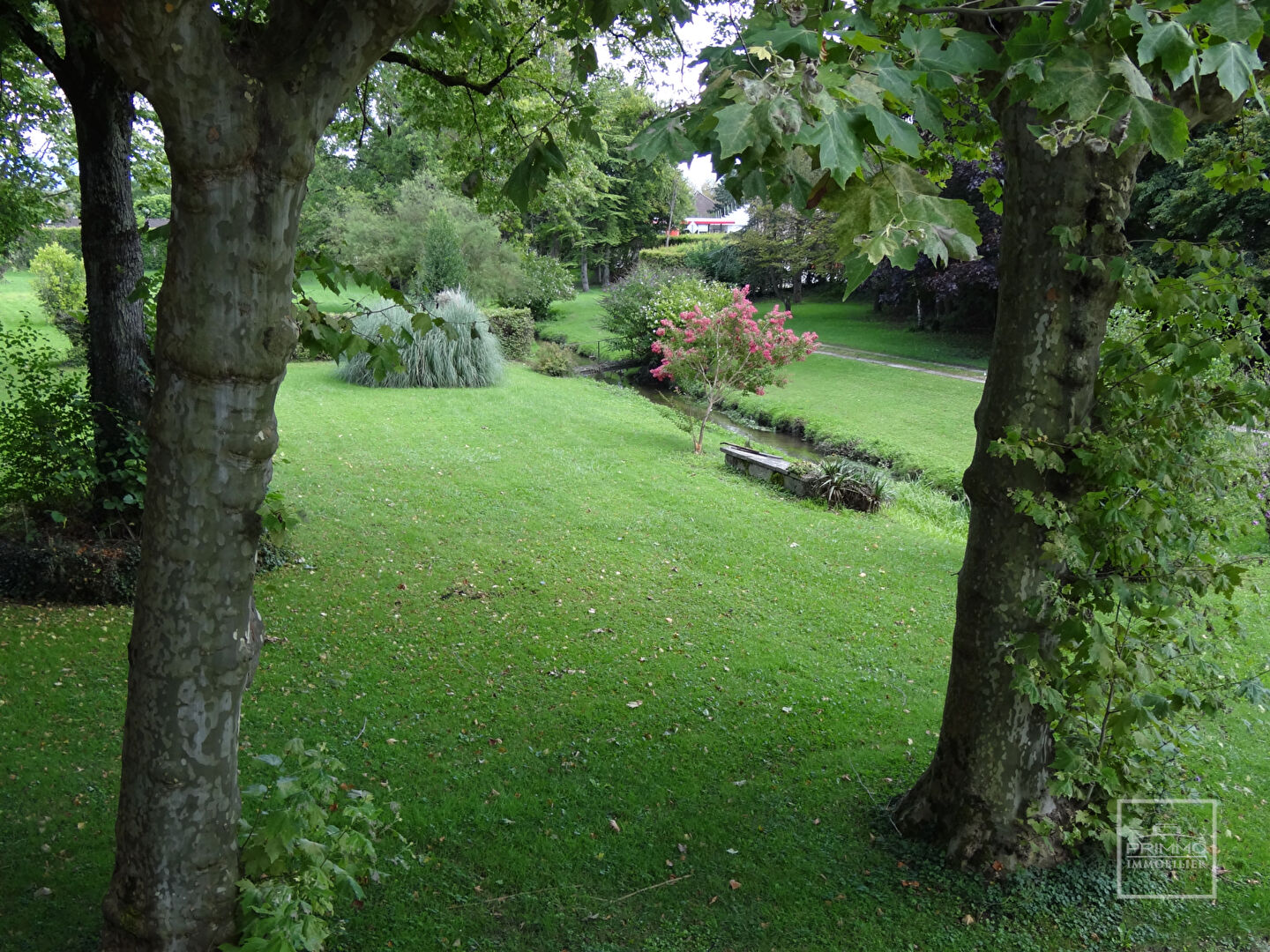 MORESTEL, Maison de maître XIXe de 340 m² sur 6737 m² de parc avec rivière