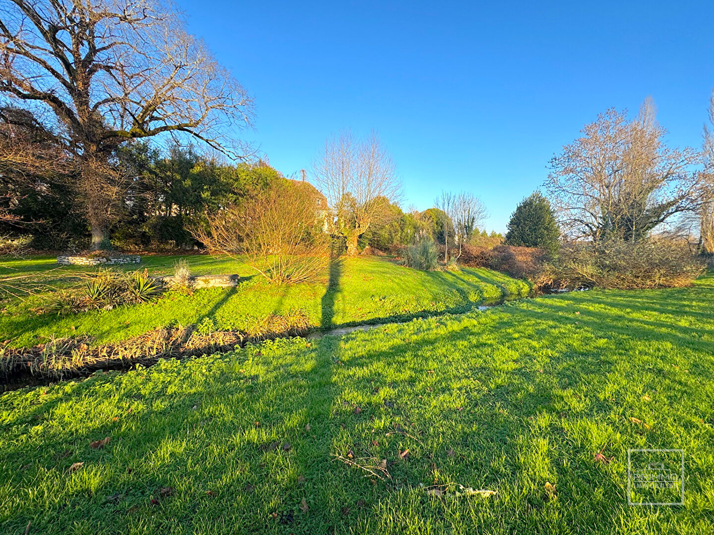 MORESTEL, Maison de maître XIXe de 340 m² sur 6737 m² de parc avec rivière