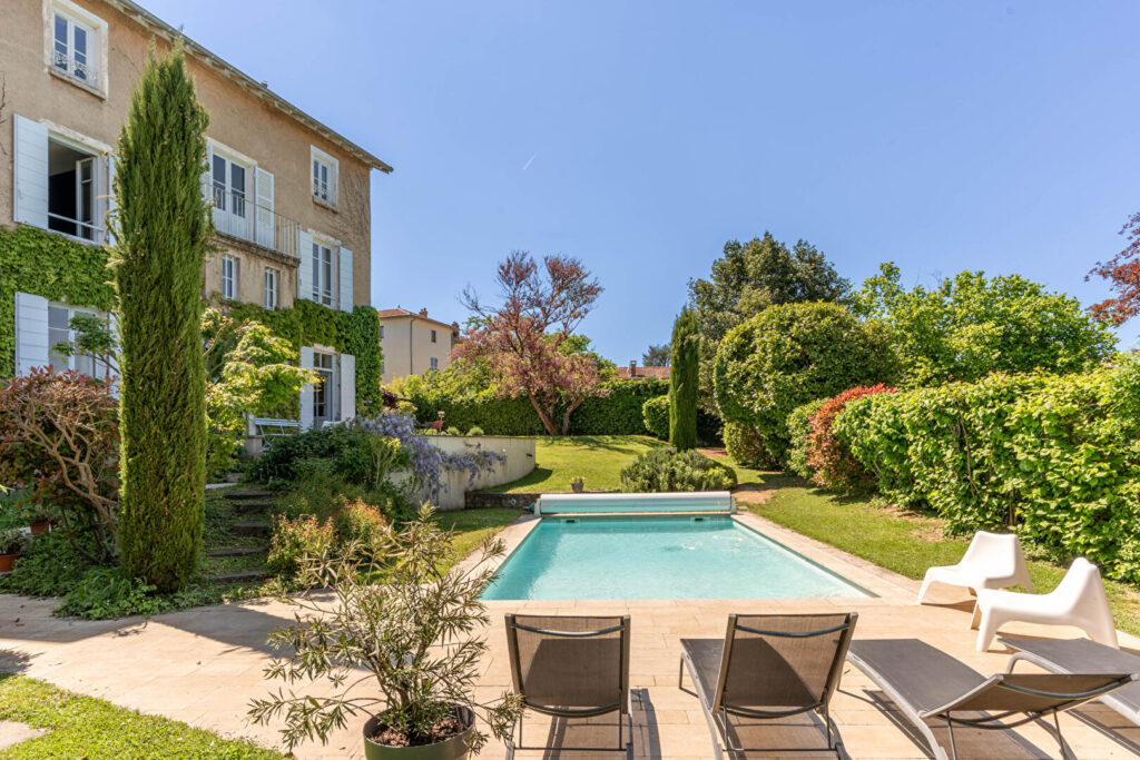 Maison de caractère avec piscine et grand jardin  – Saint Germain Au Mont D Or 13 pièce(s) 225 m2