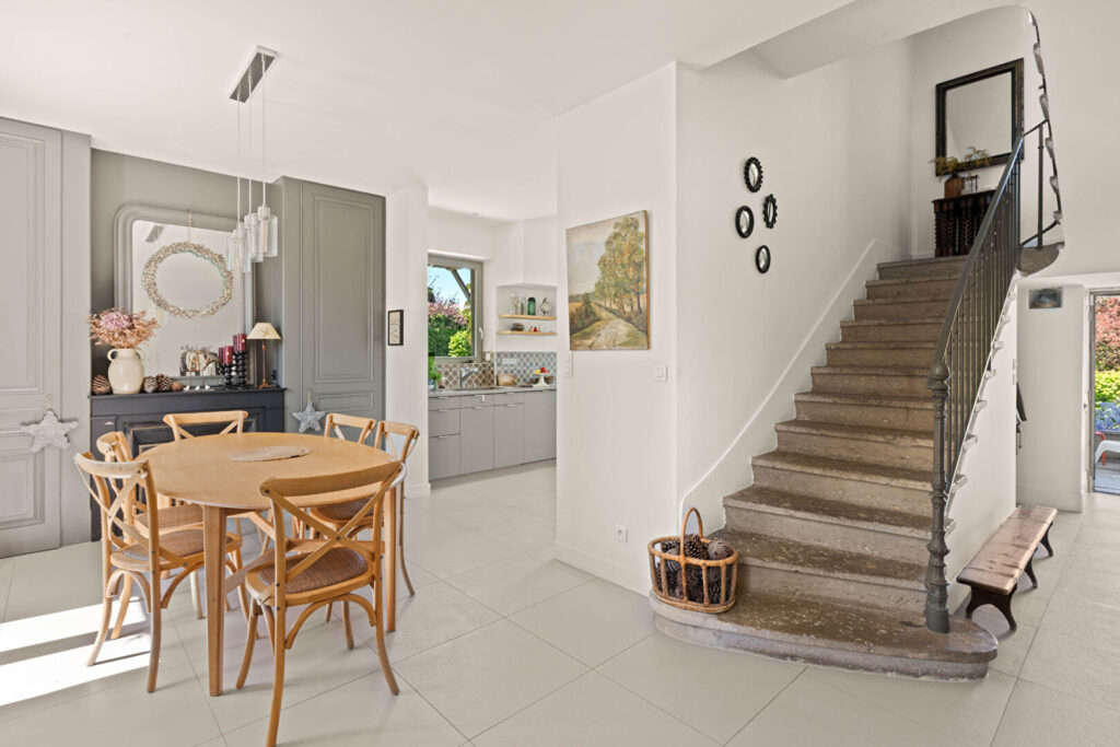 Maison de caractère avec piscine et grand jardin  – Saint Germain Au Mont D Or 13 pièce(s) 225 m2