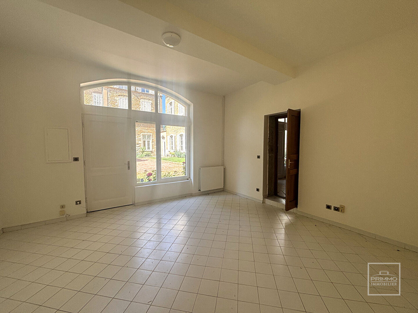 CHASSELAY – Appartement 9 Pièces de 232 m² avec terrain privatif attenant