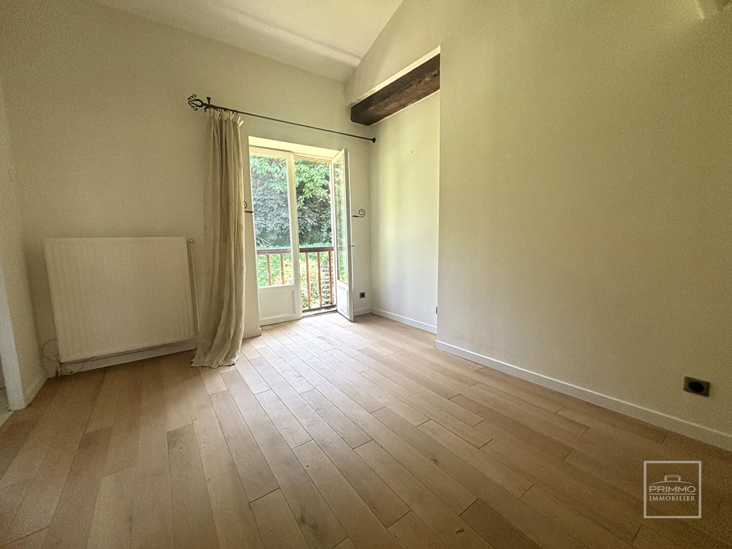 CHASSELAY – Appartement 9 Pièces de 232 m² avec terrain privatif attenant
