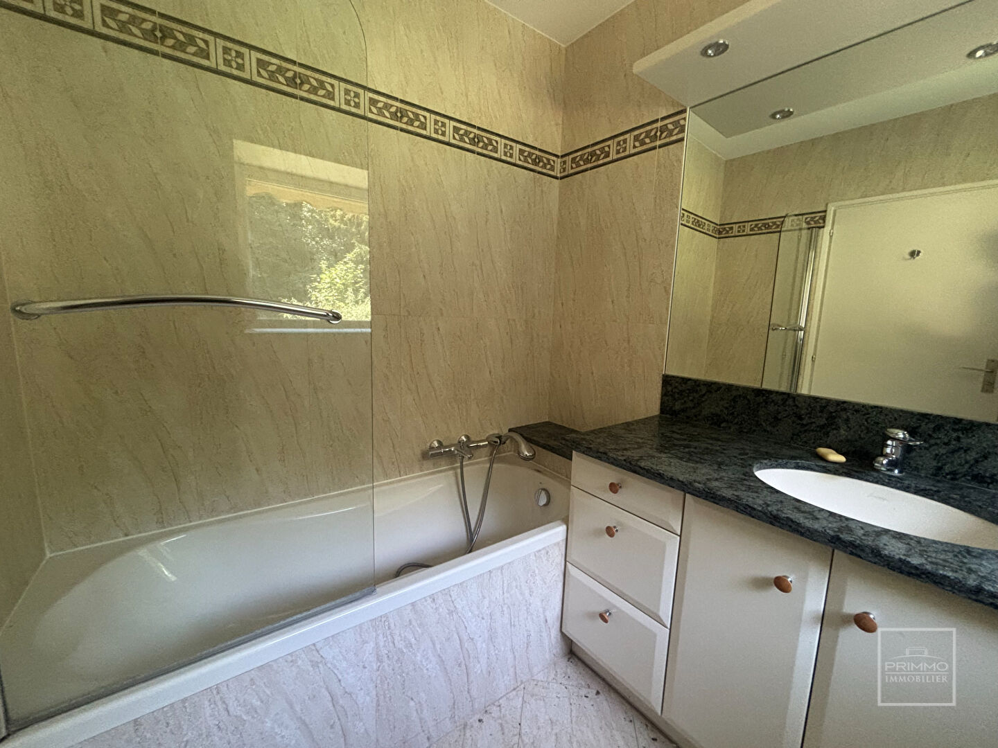 CHASSELAY – Appartement 9 Pièces de 232 m² avec terrain privatif attenant