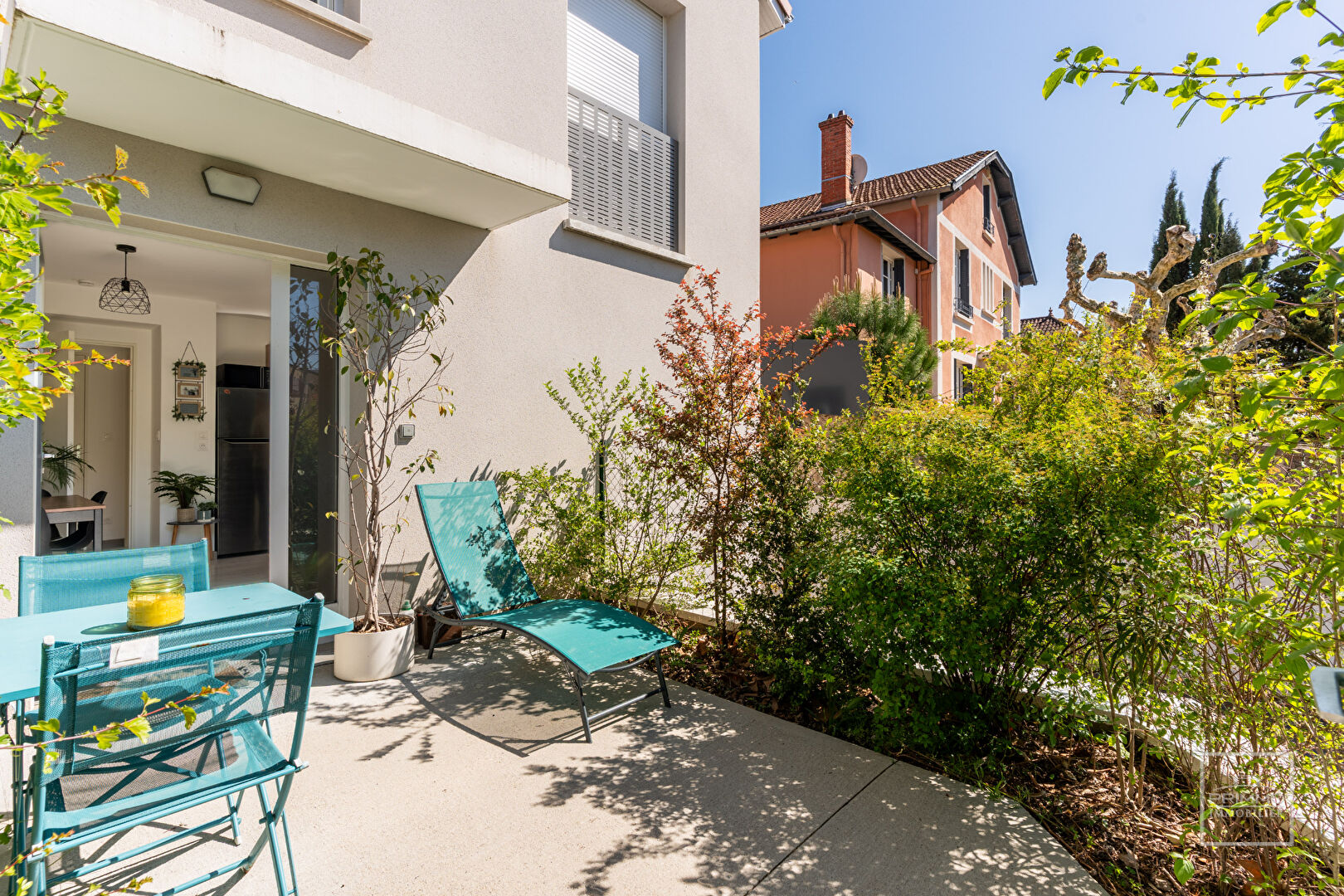 NEUVILLE SUR SAONE, TERRASSE & PARKING, 40m²