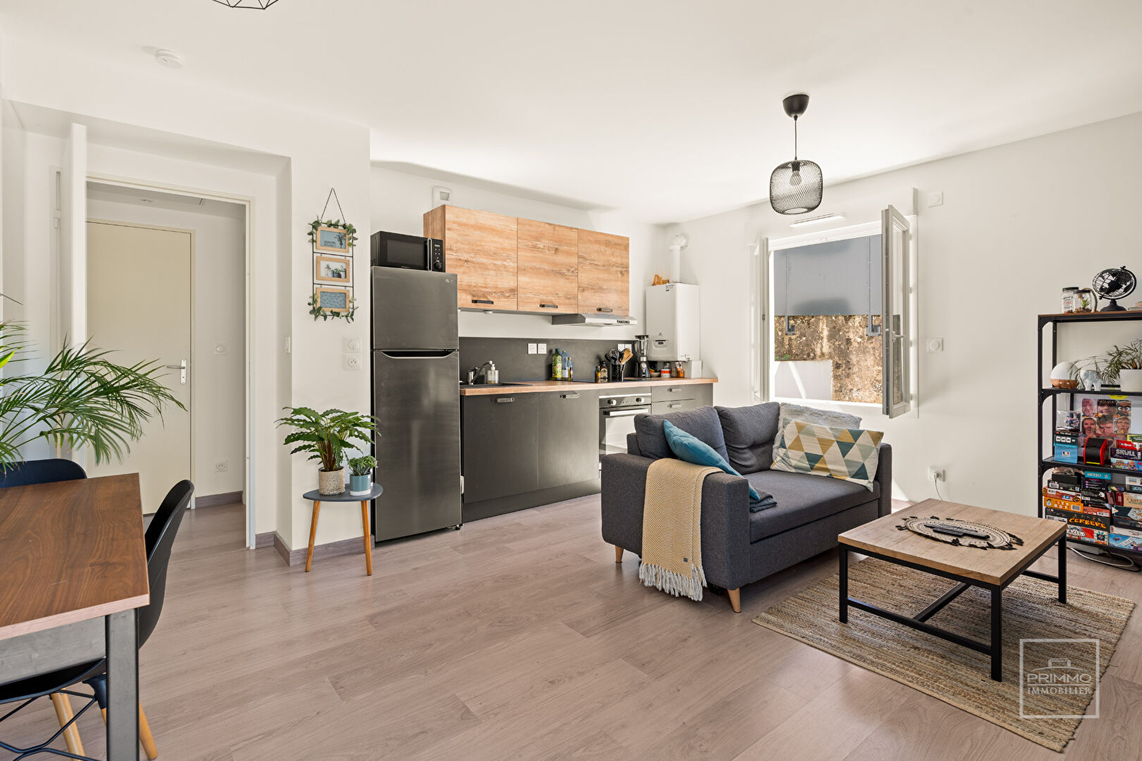 NEUVILLE SUR SAONE, TERRASSE & PARKING, 40m²
