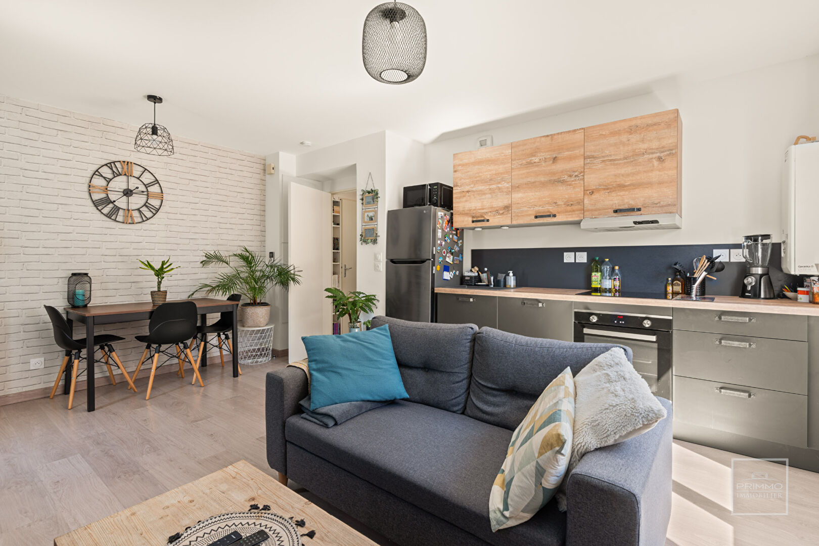 NEUVILLE SUR SAONE, TERRASSE & PARKING, 40m²