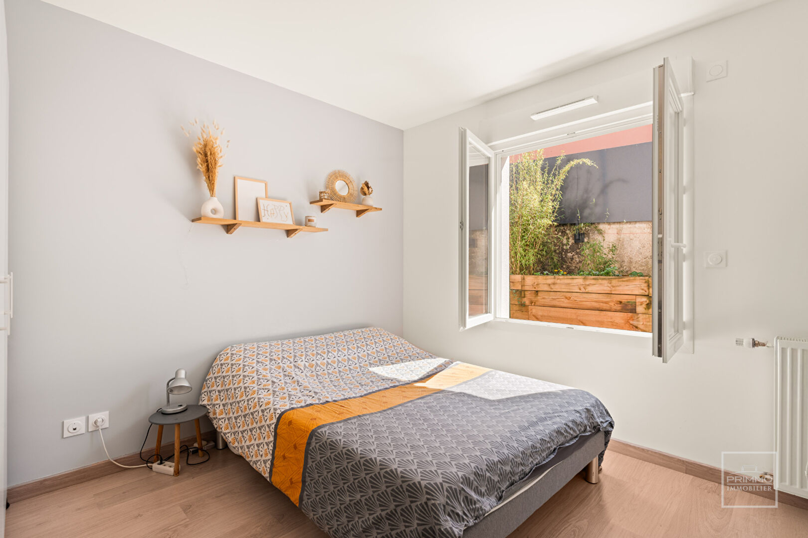NEUVILLE SUR SAONE, TERRASSE & PARKING, 40m²