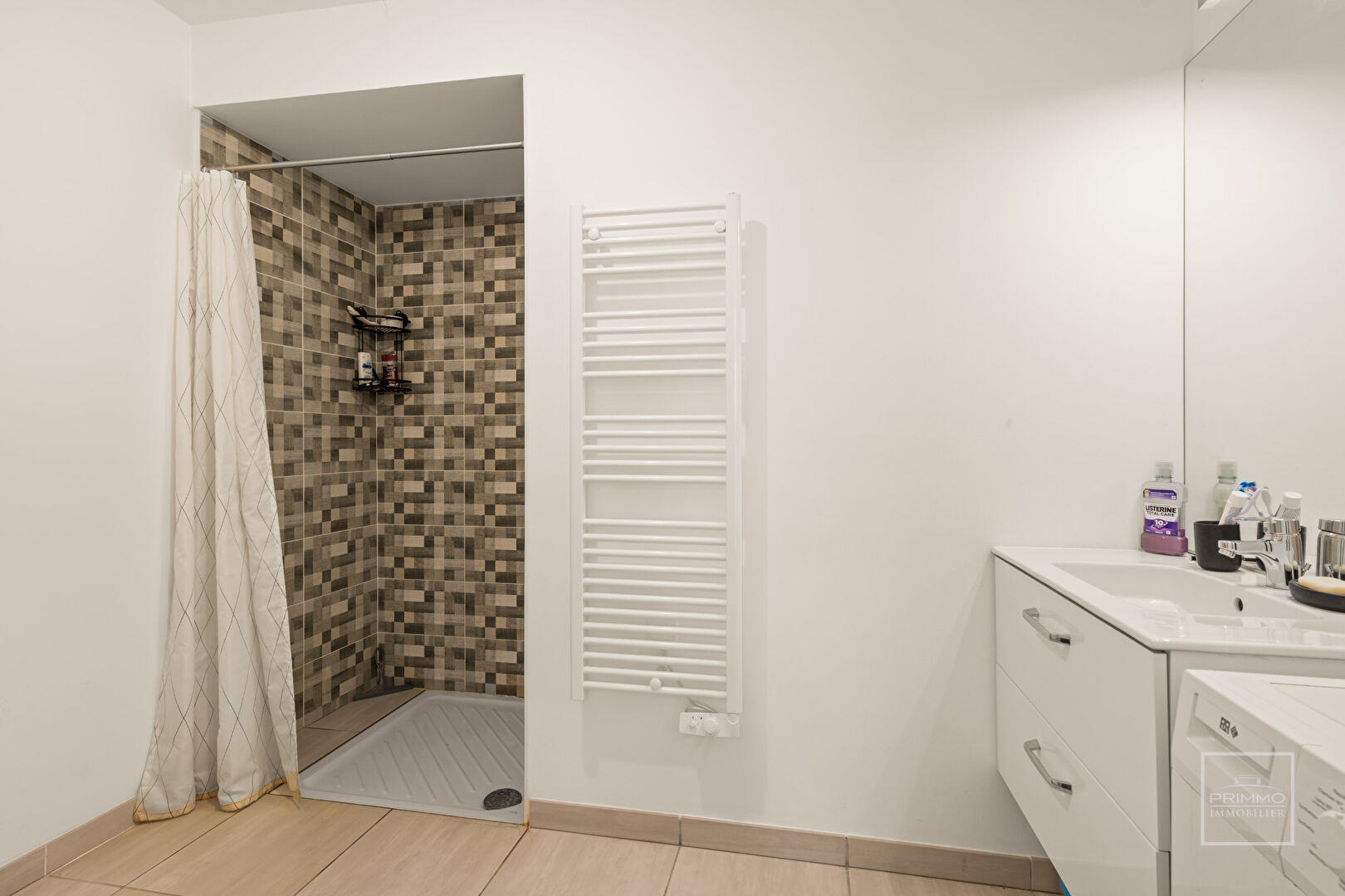 NEUVILLE SUR SAONE, TERRASSE & PARKING, 40m²