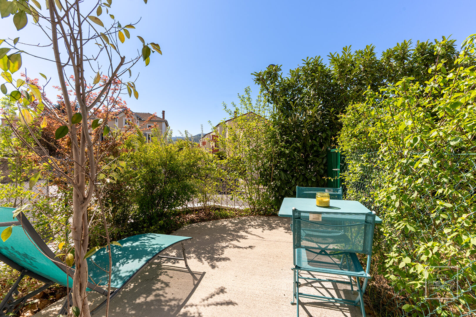 NEUVILLE SUR SAONE, TERRASSE & PARKING, 40m²