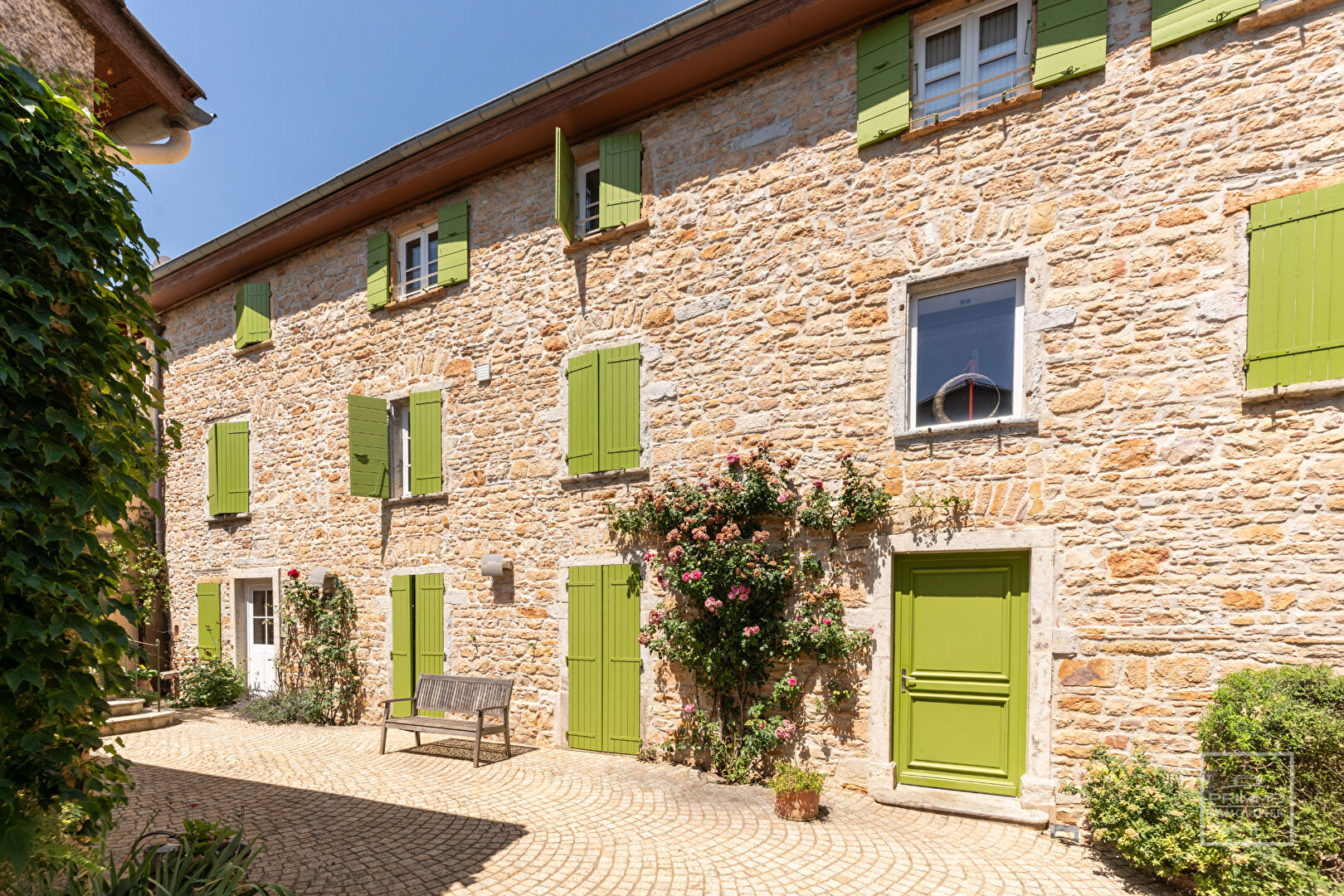 CURIS AU MONT D’OR, Maison de 325 m² en pierres dorées, 6 chambres + Studio