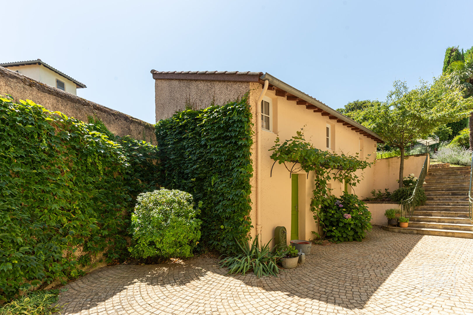 CURIS AU MONT D’OR, Maison de 325 m² en pierres dorées, 6 chambres + Studio