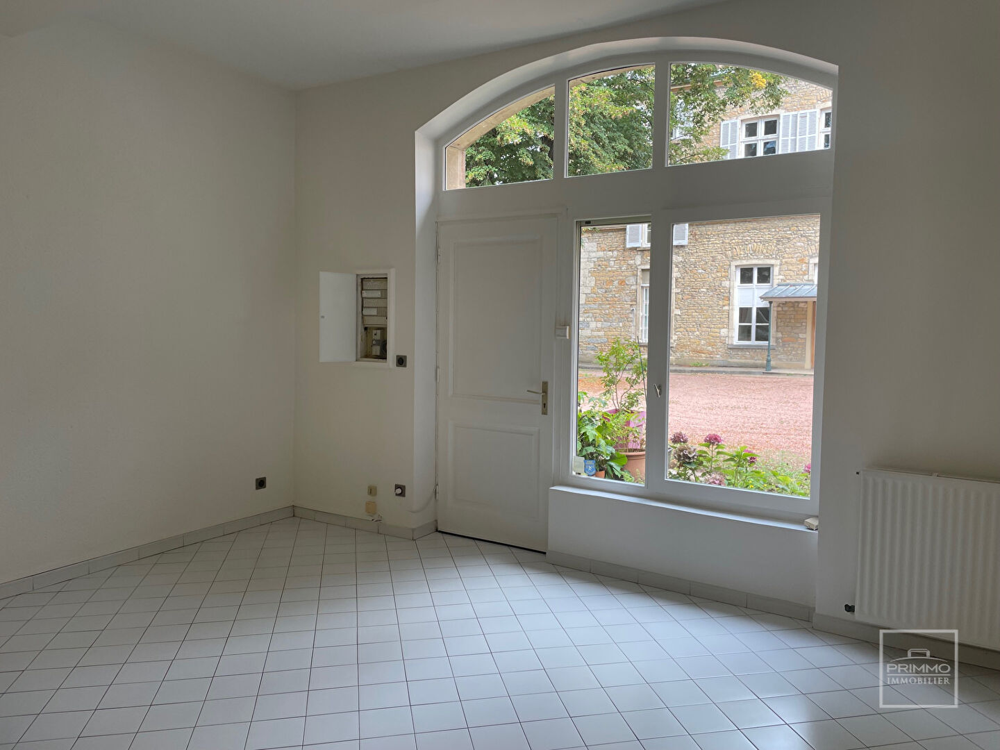 CHASSELAY – Maison Appartement 9 Pièces de 231 m² avec terrain privatif attenant