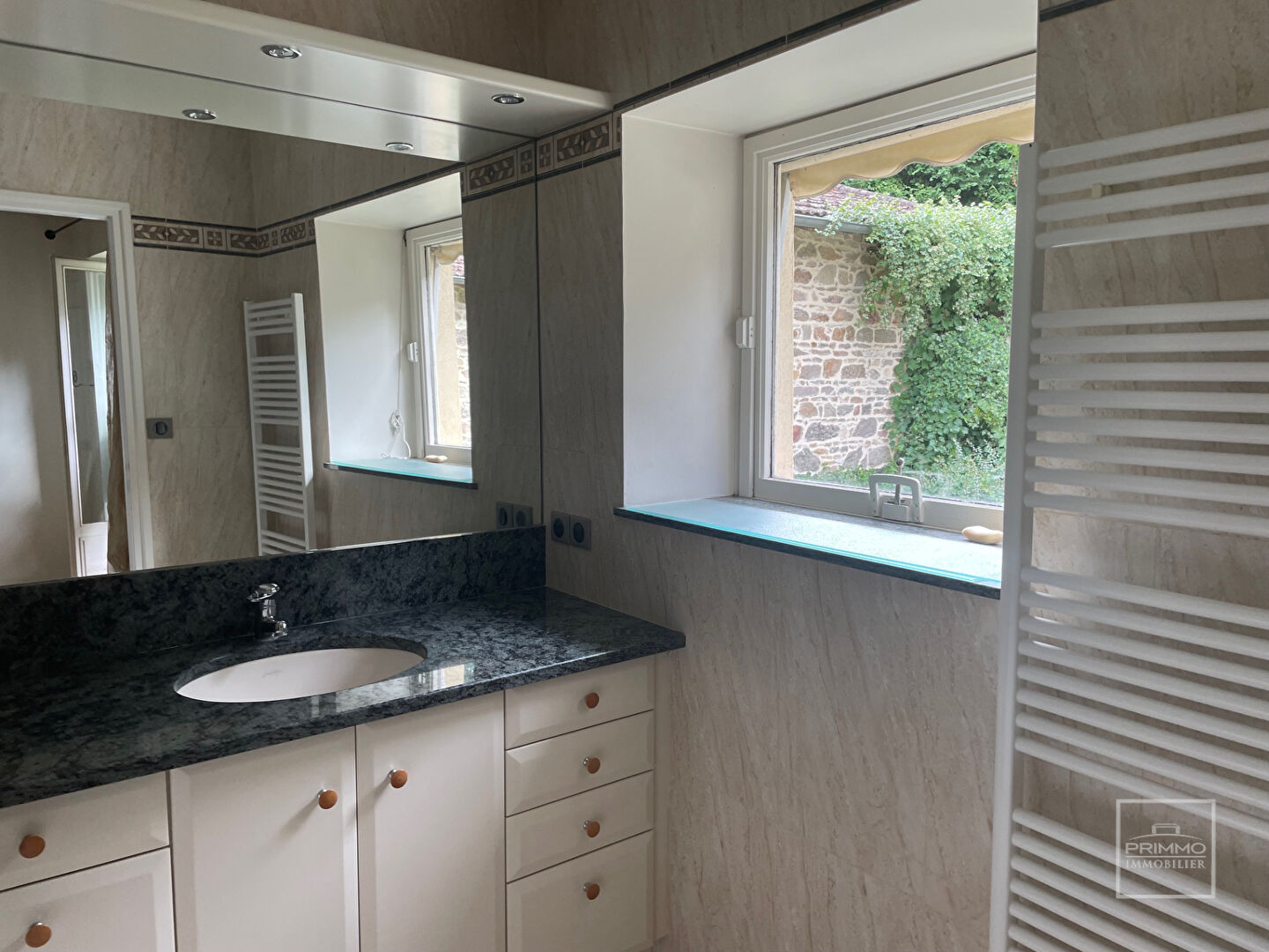 CHASSELAY – Maison Appartement 9 Pièces de 231 m² avec terrain privatif attenant