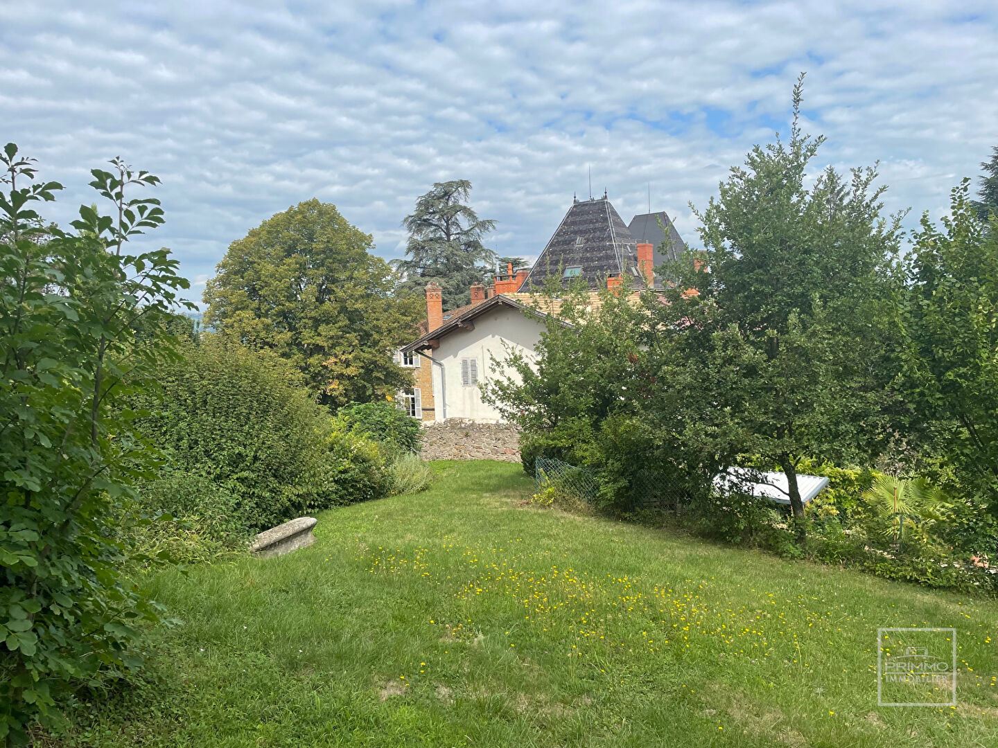 CHASSELAY – Maison Appartement 9 Pièces de 231 m² avec terrain privatif attenant