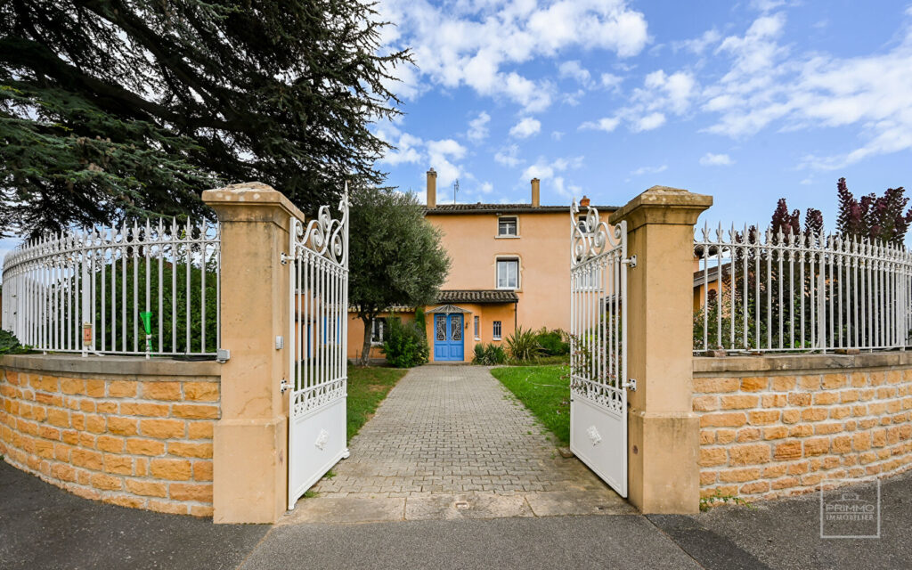 Arnas Maison bourgeoise de 262M²  sur beau terrain avec piscine