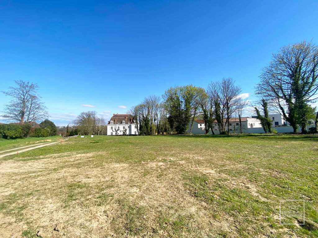 SAINT CYR AU MONT D’OR, dans un bel environnement, Terrain à bâtir plat de 726m².