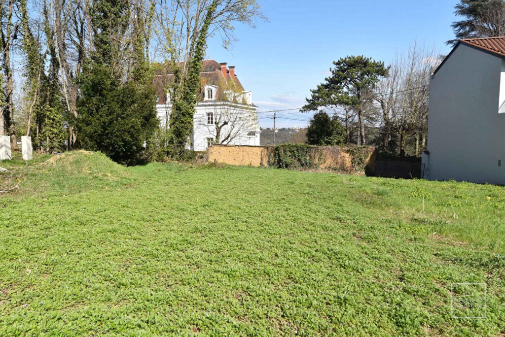 SAINT CYR AU MONT D’OR, dans un bel environnement, Terrain à bâtir plat de 759m²