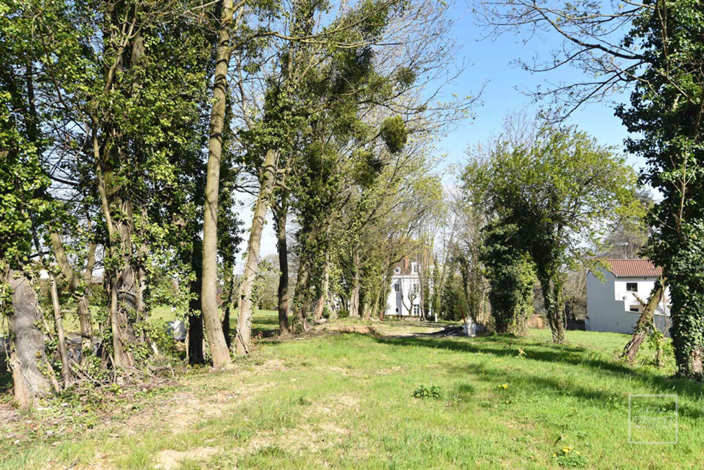 SAINT CYR AU MONT D’OR, dans un bel environnement, Terrain à bâtir plat de 759m²